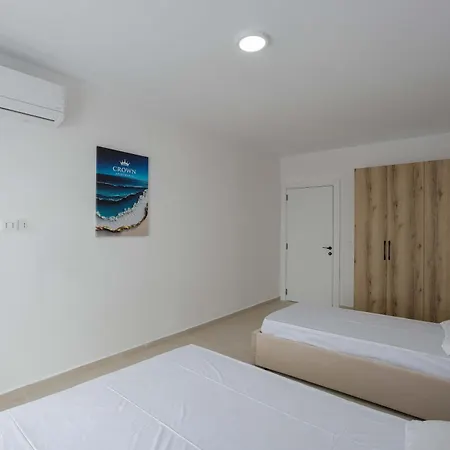 Crown Apartment